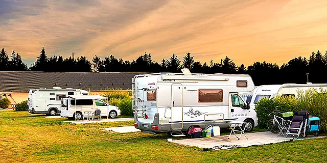 Autocamper indenfor bom og camperstop udenfor bom hos Jammerbugt Camping